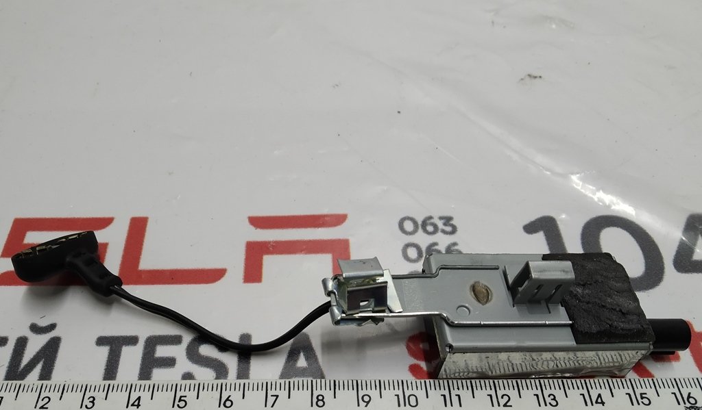 1 هوائي مكبر الصوت FM2 - NA EU APAC (يسار) Tesla model S، model S REST 1004793-00-F